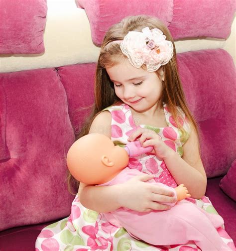 Bambina che gioca in una cameretta colorata