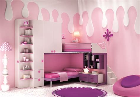 Cameretta per bambina con pareti viola e arredi bianchi