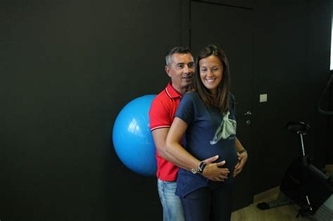 Partner che supporta la gestante durante il travaglio