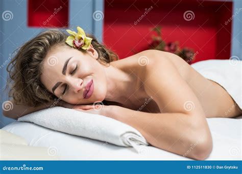 Donna che si rilassa con un massaggio