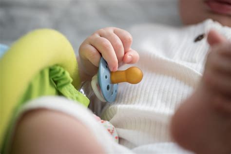Bambino che usa il ciuccio