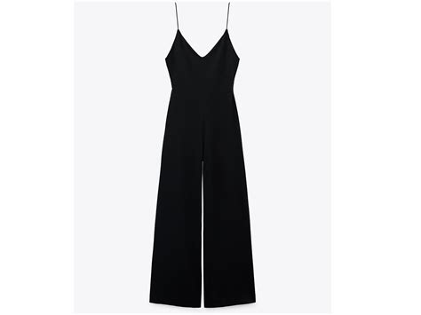 Influencer con tuta lunga verde Zara in ambiente urbano