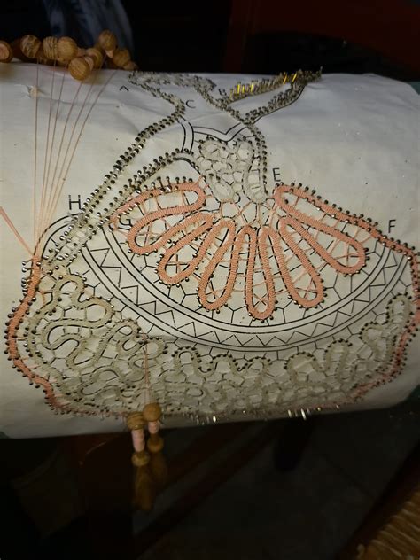 merlettaia al lavoro con fuselli e tombolo