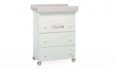 Disegno schematico di un fasciatoio con ruote e ripiani