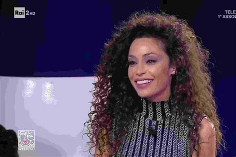 Raffaella Fico durante una conduzione televisiva