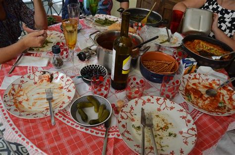 Una tavola imbandita con cibi sani e colorati, pensata per una famiglia che condivide il pasto insieme