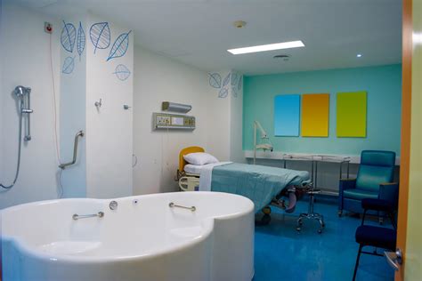 Sala parto attrezzata con comfort moderni e opzioni per il parto in acqua