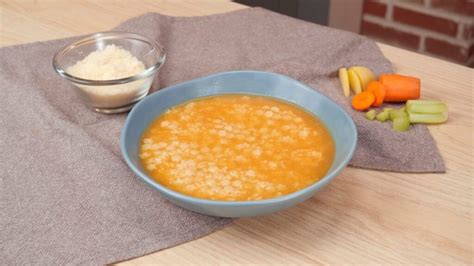 illustrazione di una ciotola di pastina in brodo fumante adatta ai bambini