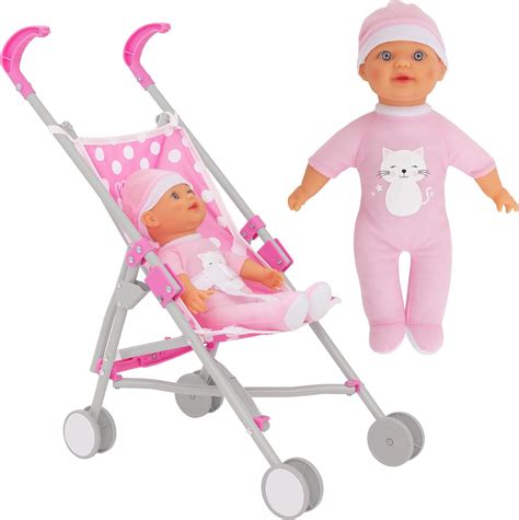Bambina che gioca felicemente con un passeggino per bambole in un parco