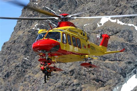 Elicottero di soccorso in volo