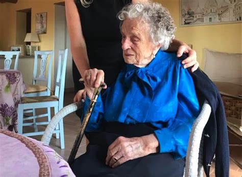 Persona anziana che utilizza un protettore per indumenti elegante durante il pasto