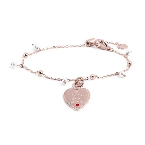 Un bracciale Marlù con ciondolo a forma di ciuccio su un supporto in velluto elegante