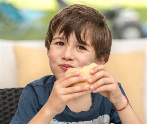 Bambino che mangia biscotti a merenda