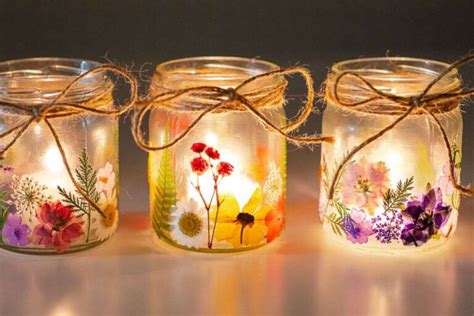 Tavolo da lavoro creativo con nastri, stoffe e barattoli di vetro decorati per bomboniere