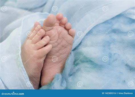 Modellazione delle gambe e dei piedi di un neonato