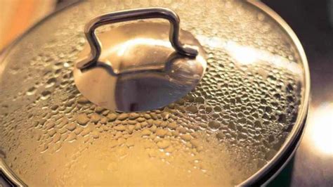 Una pentola con acqua in ebollizione per la sterilizzazione domestica