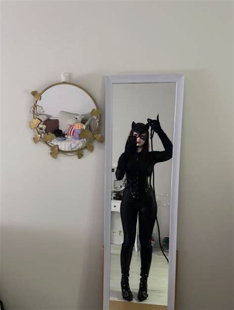 Diversi modelli di costumi di Catwoman