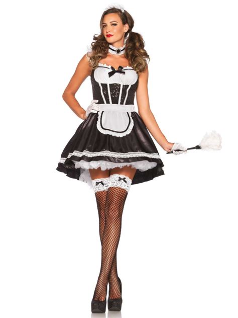Donna in costume da cameriera sexy