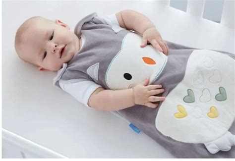 neonato che dorme in un sacco nanna