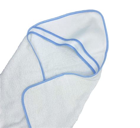 set di filati colorati accanto a un accappatoio da neonato bianco pronto per essere ricamato