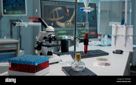 Microscopio con apparecchiatura per micromanipolazione ICSI