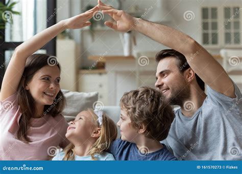 Coppia di genitori sorridenti, ascoltando il battito del bambino