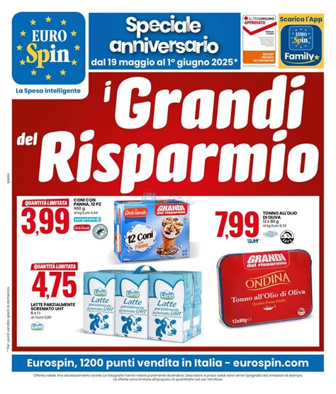 Famiglia che consulta un volantino con offerte sui pannolini