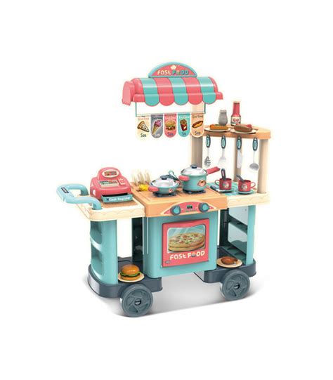 Tavolo pieno di accessori per cucina giocattolo