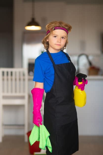 Bambino che aiuta a pulire una cucina giocattolo