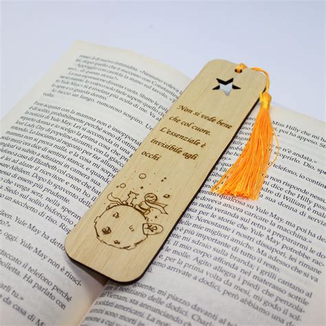 segnalibri in metallo o legno con simboli religiosi, un'idea sobria ed elegante per il battesimo