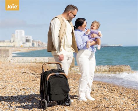 famiglia in viaggio con bagagli e passeggino compatto