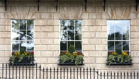 Veduta di una facciata classica con finestre a riquadri in stile inglese