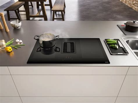 immagine illustrativa di uno scaldabiberon posizionato sul piano cottura di una cucina moderna