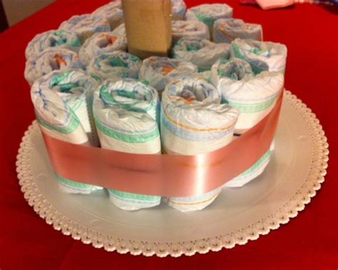 Primo piano di una torta di pannolini con pannolini arrotolati