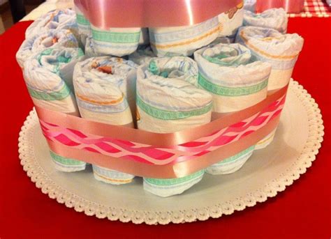 Schema illustrato dei passaggi per creare una torta di pannolini