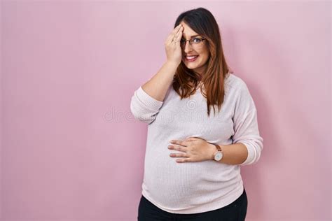 Donna incinta in un paesaggio sereno, con raggi di luce divina