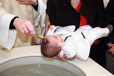 Cerimonia di battesimo di un bambino
