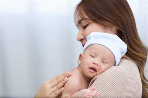 Madre e neonato che si abbracciano teneramente