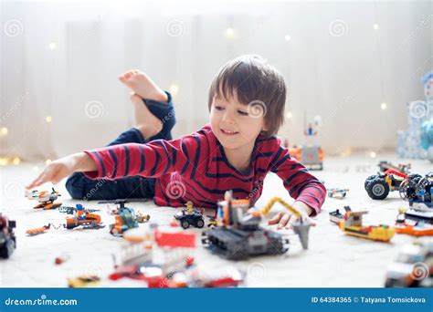 Bambino che gioca con gli oggetti