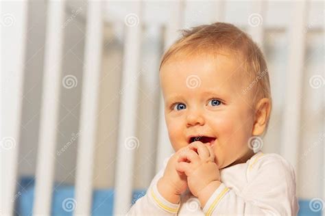 Bambino in culla sorridente