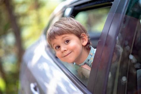 Bambino in auto, finestrino aperto