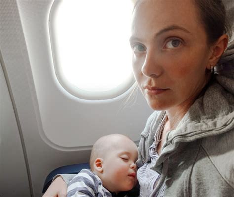 Mamma con neonato in aereo
