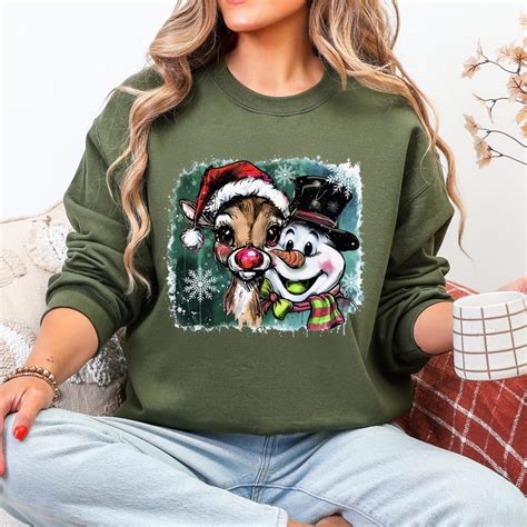 Dettaglio ravvicinato di una maglia natalizia per bambini con ricami a tema renna