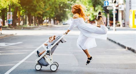 Famiglia felice che passeggia in una città storica con un passeggino leggero