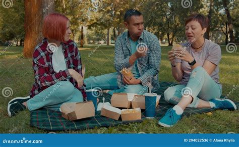 Famiglia che si gode un viaggio esplorando una città con un bambino in passeggino