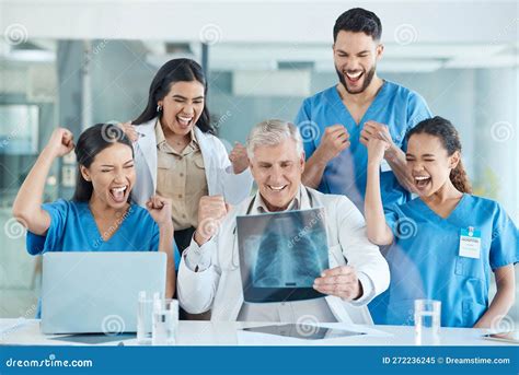 Un team di medici in camice in un contesto clinico, che interagiscono e mostrano professionalità