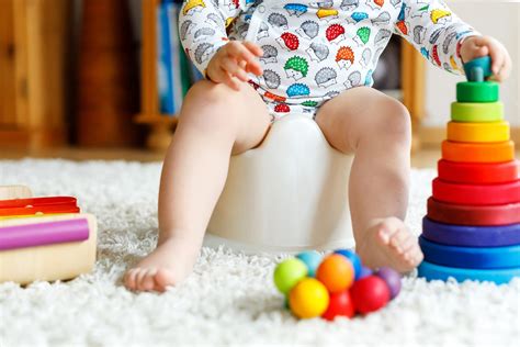 Bambino con mutandine di apprendimento sul vasino