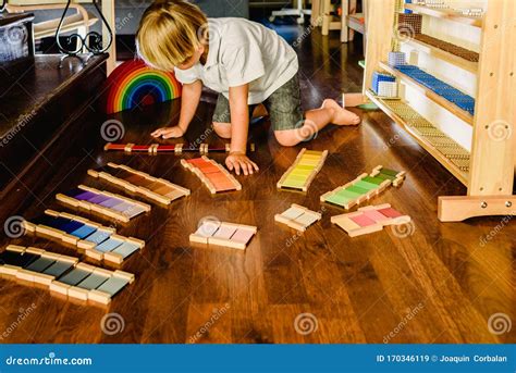 Bambini che giocano e imparano