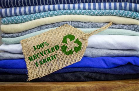 bambola con vestiti fatti da tessuti riciclati