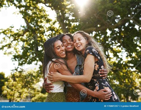 Un gruppo di donne che si abbracciano calorosamente